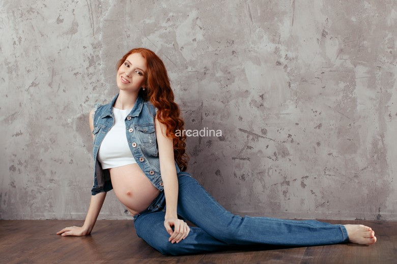 stockfresh_7071878_portrait-of-the-young-pregnant-woman_sizeXL_05e798